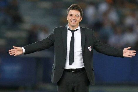 El DT Marcelo Gallardo y su emblemático saco ganador.