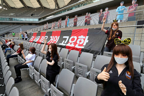 Las "hinchas" del FC Seoul resultaron ser muñecas inflables con connotaciones sexuales.