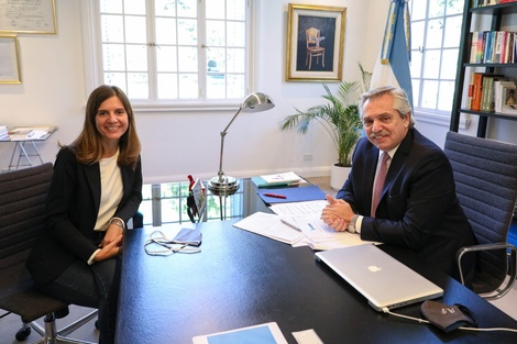 Fernanda Raverta junto al presidente Alberto Fernández. 