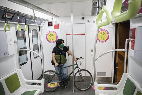 En bici pero en subte: cómo es viajar con bicicletas en las líneas A y H