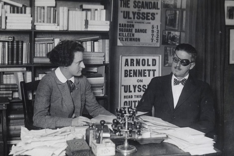 Sylvia Beach junto a James Joyce en la librería dela calle L'Odeon.