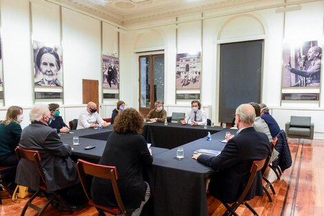 Los funcionarios se reunieron en el Salón de las Mujeres de la Casa Rosada.