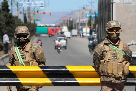 Las FFAA de Bolivia presionaron al Senado por ascensos de militares