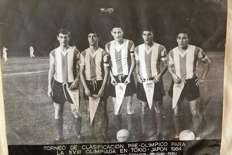 Héctor Ochoa con el resto de la delantera argentina. Es el de la punta, con la pelota en sus pies.