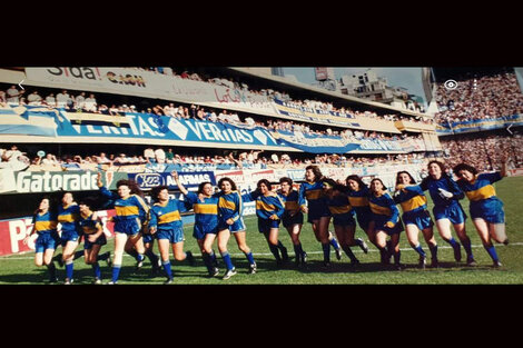 Las campeonas del torneo femenino de 1992, dan la vuelta olímpica.