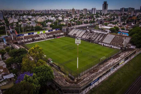 La cancha de Platense, al lado de la General Paz.