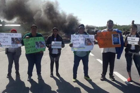 Familiares y vecinos cuando cortaron la ruta en Simoca, cuando todavía lo buscaban. 