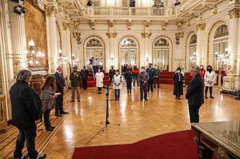 Alberto Fernández en el Salón Blanco de la Casa Rosada con músicos y representanes de distinras actividades.