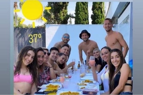 Banega, Ocampos y Vázquez, apartados en el Sevilla por romper la cuarentena