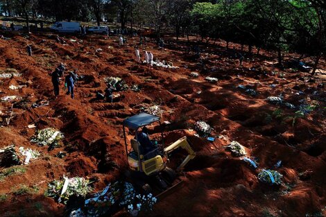 Vista aérea de entierros de víctimas del coronavirus en el cementerio de Vila Formosa, el más grande de América latina.