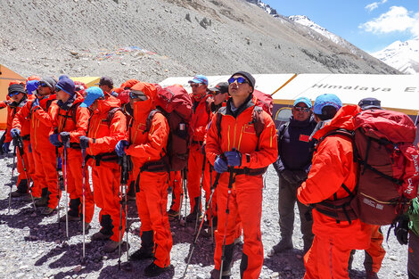 ¿Cuánto mide el monte Everest?