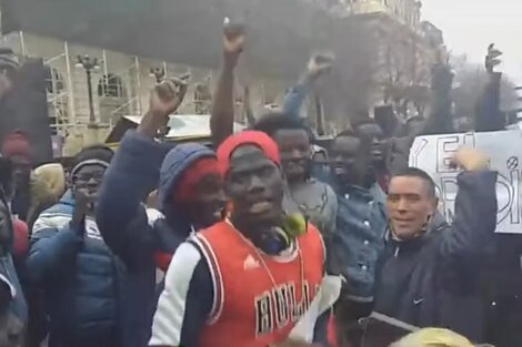 Los senegaleses entonan el estribillo de la marcha. 