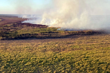 Imagen aérea del impactante avance de uno de los incendios en zona insular.