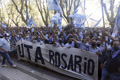 Los choferes marcharon sin distanciamiento, por la falta de pago de salarios