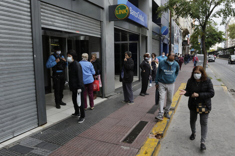 Los bancos amplían la atención por ventanilla para personas con discapacidad