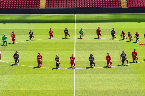 La imagen de los jugadores del Liverpool en Anfield Road.