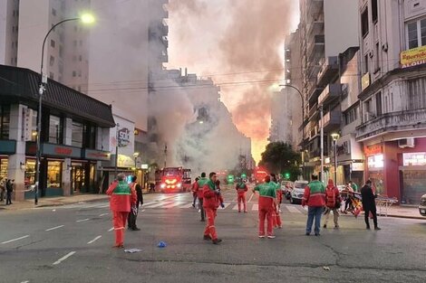 Los bomberos cortaron el cruce de Corrientes y Scalabrini Ortiz.