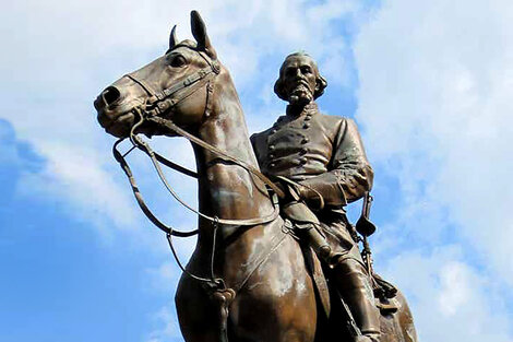 La estatua de Nathan B. Forrest en Memphis, sobre el memorial donde fue enterrado.