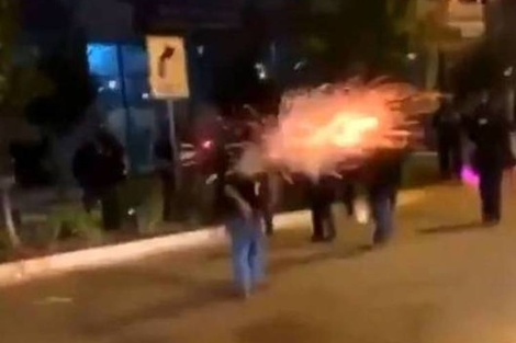 La granada explota cerca de la cabeza del manifestante. 