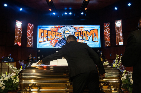 Limpian el cajón de Floyd minutos antes de la ceremonia en su memoria en Minneapolis. 