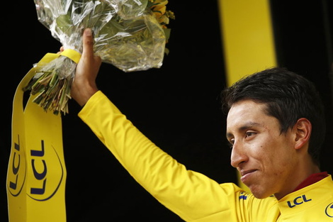 Bernal saluda luego de la penúltima etapa del Tour. 