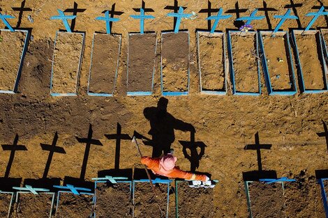 Un sepulturero descansa en el cementerio de Nossa Senhora Aparecida, Taruma, Manaus, Brasil, uno de los países del continente donde el coronavirus está en plena expansión. (Fuente: AFP)