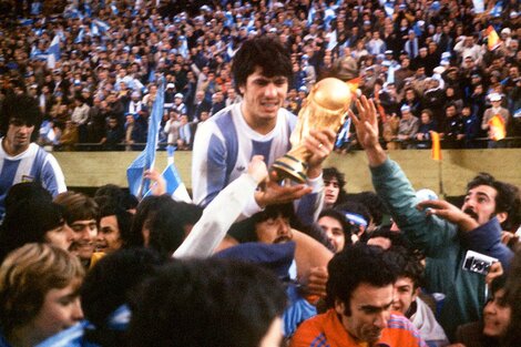 Daniel Passarella con la Copa del Mundo ganada en 1978. (Fuente: Télam)