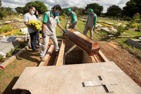 Cementerio Campo da Esperanca, Brasilia. Brasil el el tercer país con más muertos por covid-19. (Fuente: EFE)