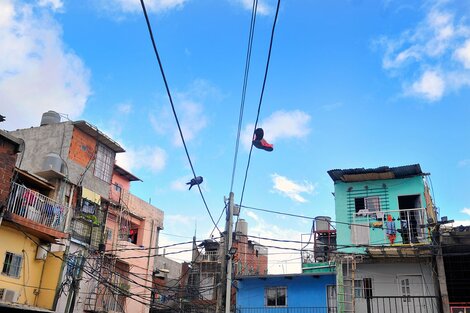 Una ONG demandó judicialmente al Gobierno porteño para que asegure el acceso a Internet y en las villas y entregue dispositivos a los estudiantes de barrios vulnerables para que puedan continuar con la educación a distancia. 