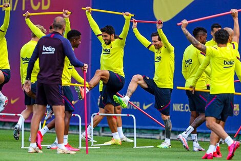 Messi y Luis Suárez se divierten durante la entrada en calor del entrenamiento. (Fuente: Prensa Barcelona)