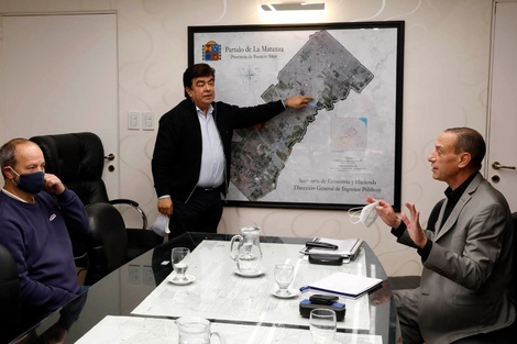 El intendente Fernando Espinoza con el director de Vialidad, Gustavo Arrieta.