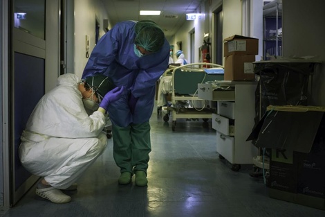 La angustia de trabajadores de la salud por el colapso del sistema sanitario en varios países europeos. (Fuente: AFP)