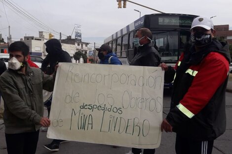 Obreros cesanteados de una mina acampan para que los reincorporen