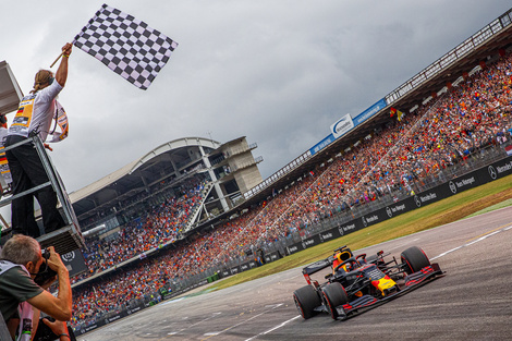 Max Verstappen, Red Bull y la bandera a cuadros.