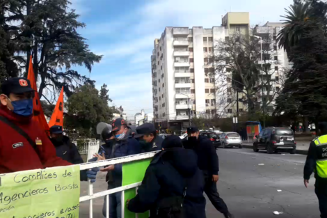 Reprimieron a los remiseros que acampaban frente a la Legislatura