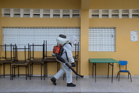 Desinfección en una escuela de República Dominicana.