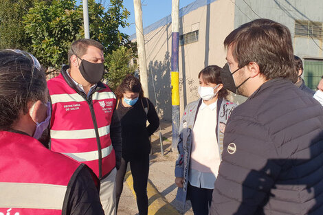 Kreplak (derecha) durante una recorrida por Tigre la última semana. 