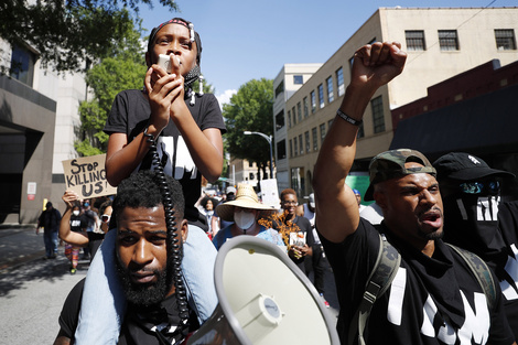 Protesta hoy frente al local donde cayó muerto Rayshard Brooks en Atlanta.