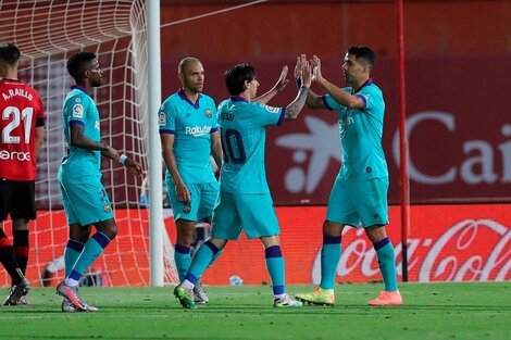 Messi y Suárez se saludan tras el cuarto gol. Semedo y Braithwaite se van sumando.