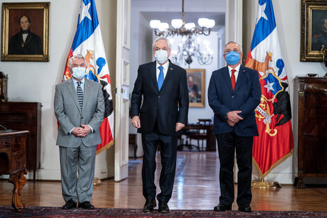 Piñera (centro) con su nuevo ministro de Salud, Paris (izq.) y el renunciante Mañalich (der.)  