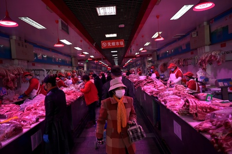 Xinfadi, el mercado de alimentos más grande de Pekín, fue cerrado ayer al detectarse el nuevo brote.