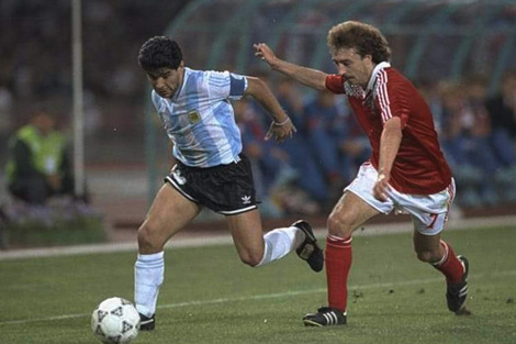 Diego Maradona en su segunda presentación en Italia 90.