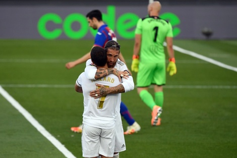 El festejo de Ramos y Hazard. (Fuente: AFP)