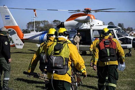 Brigadistas se disponen a abordar el helicóptero que los traslada a las islas.