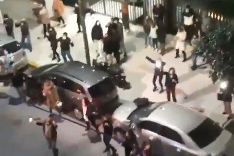 Baile en la calle en Recoleta: la fiesta del coronavirus.