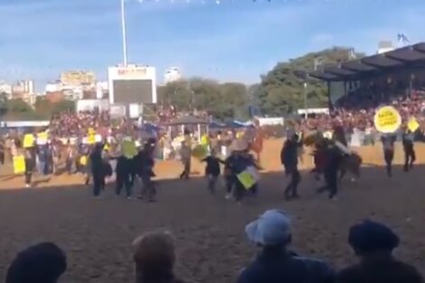 La protesta de los veganos en La Rural fue desalojada violentamente por los ganaderos.