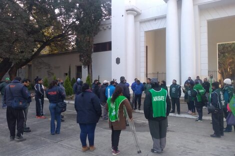 Una trabajadora del Cementerio fue desafectada por hacer huelga