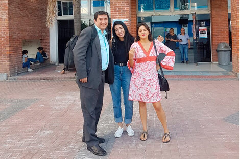 El docente Gabriel Bicinskas y las estudiantes premiadas Nicole Albornoz y Romina Peñaloza.