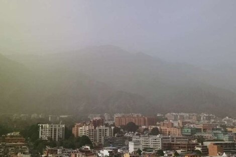 La nube de polvo sobre la ciudad de Caracas.
