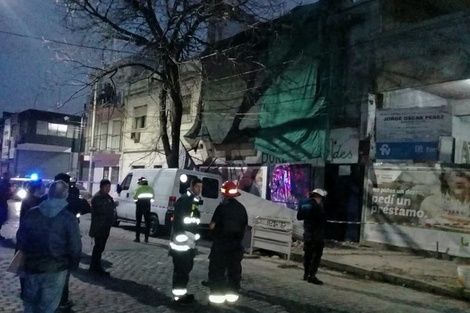 Un obrero cayó del tercer piso de una obra en construcción; la obra tiene peligro de derrumbe. 